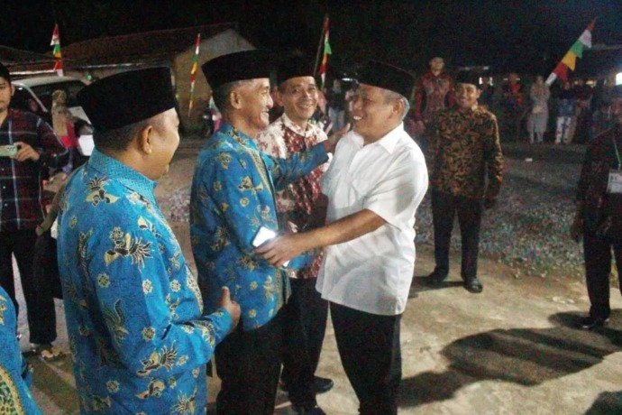 BERBINCANG: Bupati Kubu Raya, Muda Mahendrawan berbincang dengan masyarakat pada pembukaan MTQ) VII Jeruju Besar di Lapangan Voli Dusun Karya Utama Desa Jeruju Besar, kemarin. Prokopim Kubu Raya
