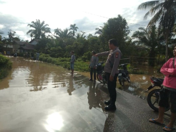 BANJIR: Kondisi banjir yang merendam ruas jalan di Menyuke menuju Kabupaten Bengkayang, Rabu (16/11). ISTIMEWA