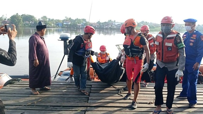 EVAKUASI : Tim dari Kepolisian Tim Rescue Kansar Pontianak dan sejumlah pihak terkait lainnya mengevakuasi jenazah Yopi yang ditemukan di depan Pelabuhan Senghie Pontianak, kemarin. IST