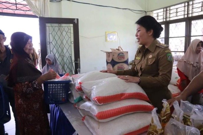 TINJAU : Wali Kota Singkawang Tjhai Chui Mie meninjau Gelar Pangan Murah di Kantor Kecamatan Singkawang Timur, Selasa (8/11). ist