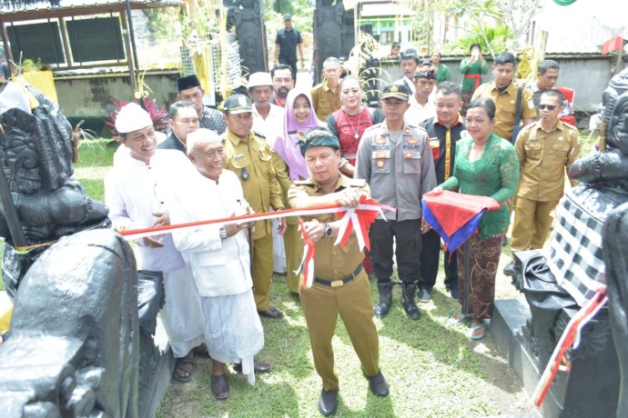 RESMIKAN : Bupati Sambas saat meresmikan Pura Giri Dharma Kerthi di Desa Sungai Sapak, Kecamatan Subah. IST