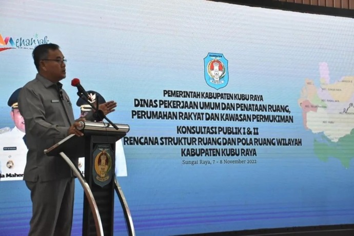 SAMBUTAN : Ketua DPRD Kubu Raya, Agus Sudarmansyah memberikan sambutan pada Konsultasi Publik I dan II Rencana Struktur Ruang dan Pola Ruang Wilayah Kubu Raya. Ashri Isnaini/Pontianak Post