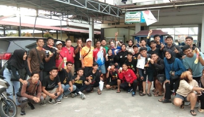 JUARA: Pemain Gabsis Sambas yang berhasil mendapatkan medali emas tiba di Kabupaten Sambas usai ikuti ajang Porprov Kalbar di Pontianak. IST