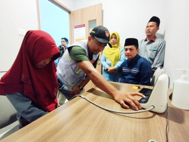 PERIKSA KESEHATAN: Wakil Wali Kota Pontianak, Bahasan melihat petugas kesehatan memeriksa kondisi kesehatan anggota Kafilah Kota Pontianak yang akan mengikuti MTQ XXX Provinsi Kalbar di Ketapang