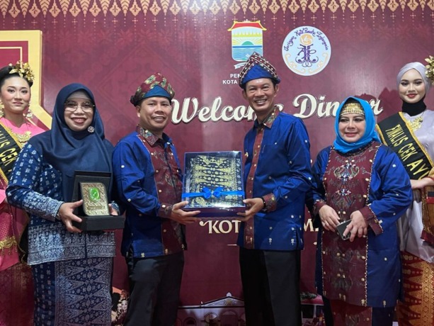 RAKERNAS : Bupati Sambas bersama istri bertemu dengan Wali Kota Palembang saat menghadiri Rakernas IX JKPI. Kedua kepala daerah itupun bertukar cinderamata. IST