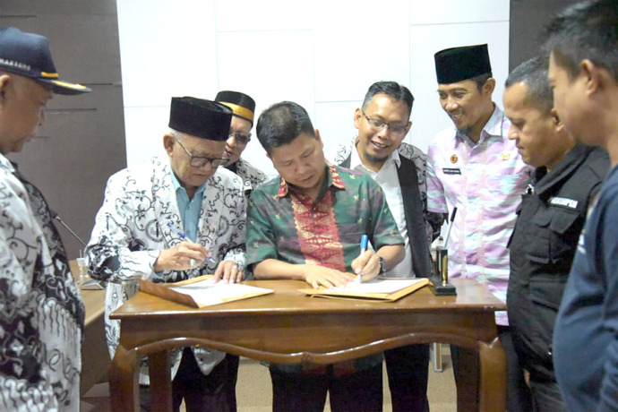 PGRI : Bupati Sambas bersama PK PGRI Sambas dan Kadisdikbud Sambas saat pertemuan di aula Kantor Bupati Sambas. FAH / SAMBAS