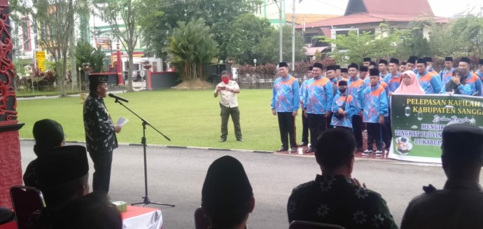 MTQ : Suasana pelepasan kafilah Sanggau yang dipimpin langsung Bupati Sanggau Paolus Hadi di Halaman Kantor Bupati Sanggau. SUGENG/PONTIANAK POST
