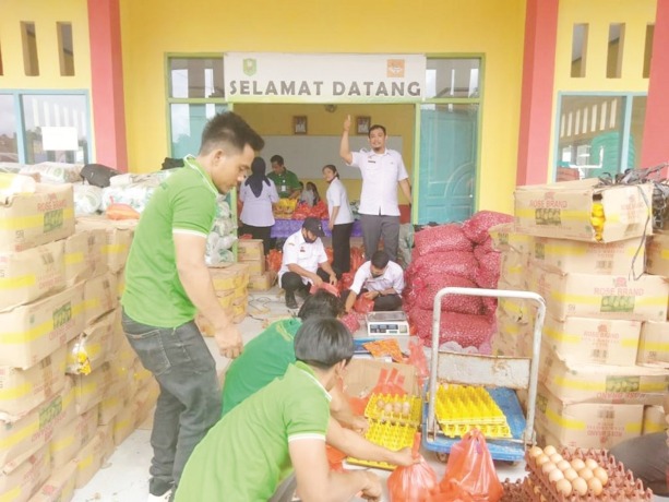 PASAR MURAH : Suasana pasar murah yang digelar di beberapa tempat di kecamatan. ISTIMEWA / SGG / SANGGAU
