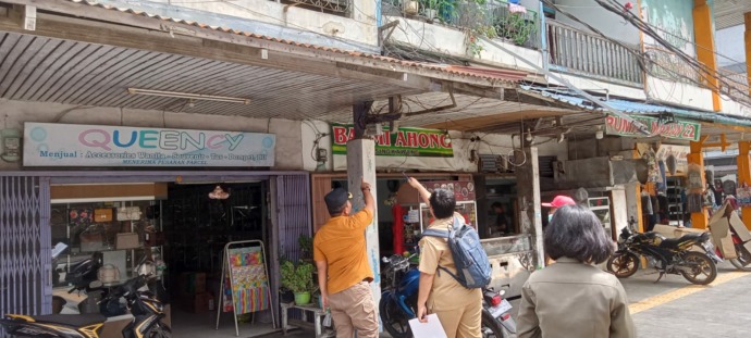 SOLUSI : Warga minta Pemerintah Kabupaten Sintang mencarikan solusi atas akan dibongkarnya kanopi dan area parkir yang ada di sekitar Ruko. RIESALA ANVAR/PONTIANAK POST