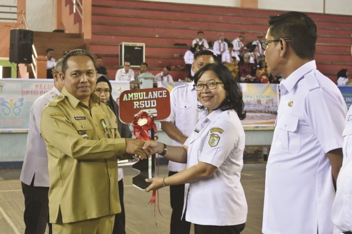 KESEHATAN : Wabup Sintang, Melkianus saat menjadi Irup pada peringatan Hari Kesehatan Nasional Tingkat Kabupaten Sintang, di Indoor Apang Semangai, pada Senin (14/11). PROKOPIM FOR PONTIANAK POST