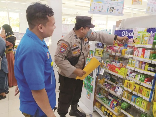 IMBAUAN : Satbinmas Polres Melawi melakukan imbauan dan sosialisasi serta melakukan pengecekan secara langsung pada beberapa apotek di Kabupaten Melawi. POLRES MELAWI