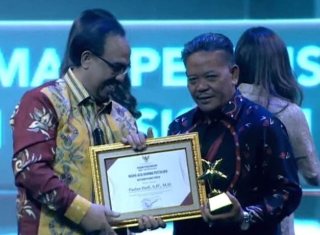 PENGHARGAAN : Bupati Sanggau, Paolus Hadi menerima penghargaan dari Perpusnas RI pada Senin lalu di Jakarta. CHRIST/DOKPIM SETDA SANGGAU