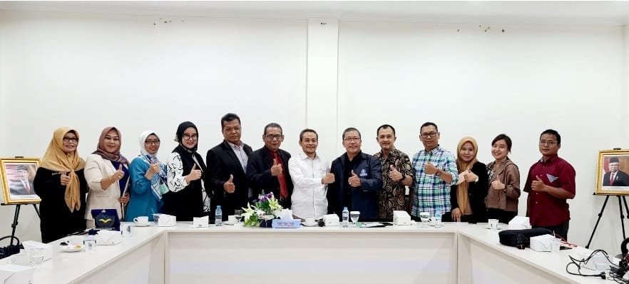 KESEPAKATAN KERJASAMA: Pengurus DPC PERADI Pontianak dan Civitas Akademika Universitas OSO diabadikan usai penandatanganan kesepakatan bersama (Memorandum of Understanding-MoU). (ist)