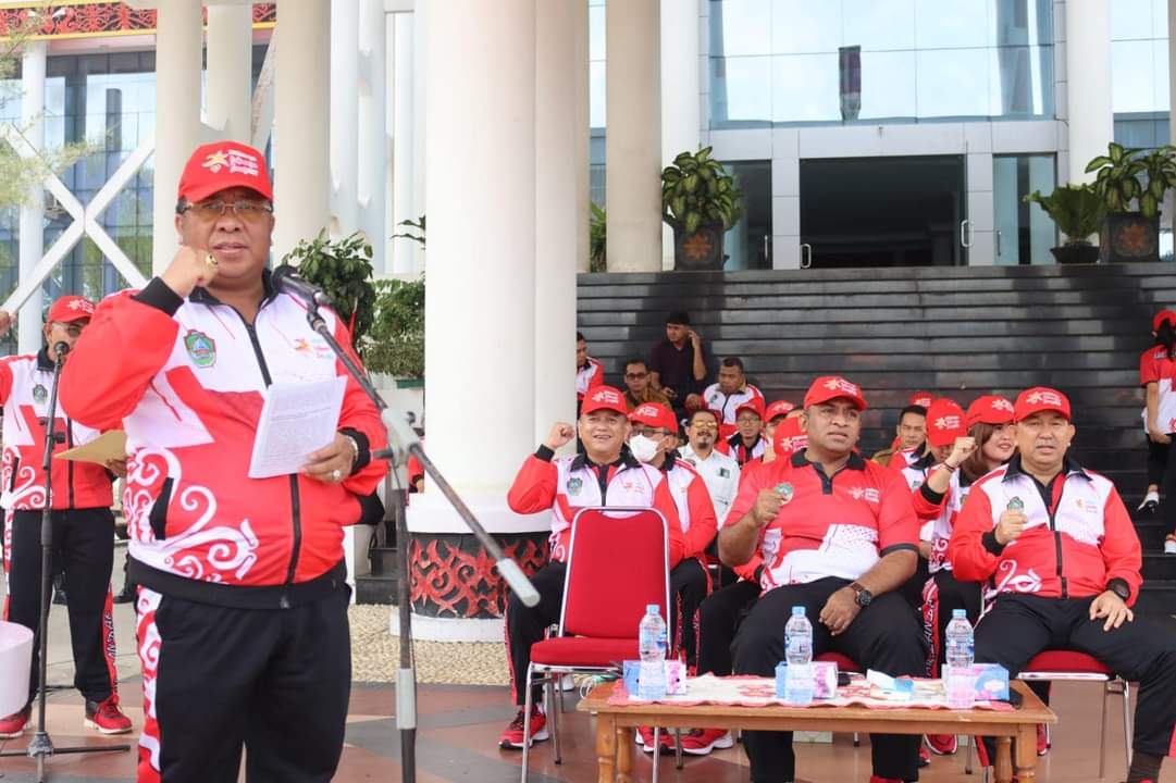 Ketua KONI Landak Heri Saman saat pelepasan kontingen Landak di halaman kantor bupati Landak, Senin (7/11). (Miftahul Khair/Pontianak Post)