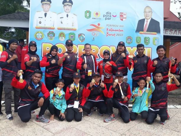 Ketua KONI Singkawang, Bambang Setiadi (tengah) berfoto bersama pengurus PRSI dan Atlet Renang Kota Singkawang usai lomba renang di Porprov Kalbar. Ashri Isnaini/Pontianak Post