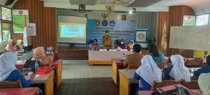 ARAHAN. Kepala Dinas Dikbud Sanggau, Sudarsono saat memberikan arahannya saat membuka bimbingan teknis penyusunan perangkat pembelajaran berbasis implementasi kurikulum merdeka yang digelar Ikatan Guru Taman Kanak-kanak Indonesia-PGRI (PD IGTKI-PGRI) Kabu