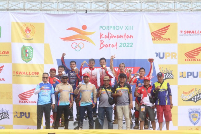 JUARA:  Para juara pamerkan medali di cabor grasstrack Porprov ke-13 Kalbar, yang dilaksanakan di Sirkuit Bumi Sebalo, pada Sabtu (12/11). SIGIT ADRIYANTO/PONTIANAK POST