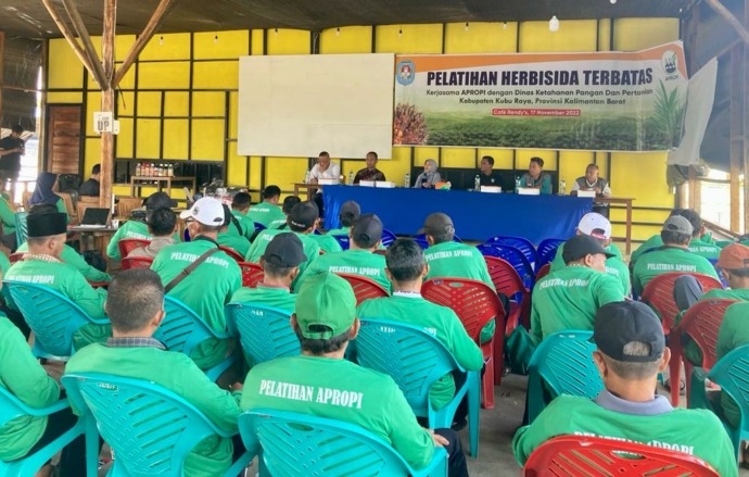Suasana pelatihan dan sosialiasi Herbisida Terbatas yang digelar oleh Dinas Ketahanan Pangan dan Pertanian Kabupaten Kubu Raya bersama Asosiasi Produsen Pestisida Indonesia (APROPI), Kamis (17/11) pagi. (ARIEFNUGROHO/PONTIANAK POST)