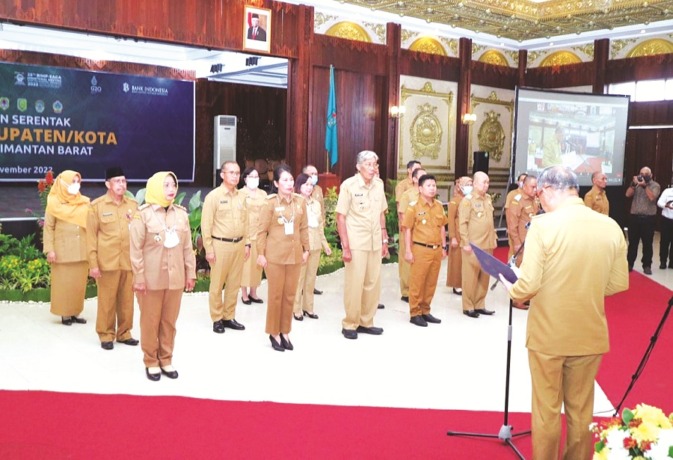 TPKAD : Gubernur saat mengukuhkan 8 TPKAD kabupaten dan kota di Kalbar. IST