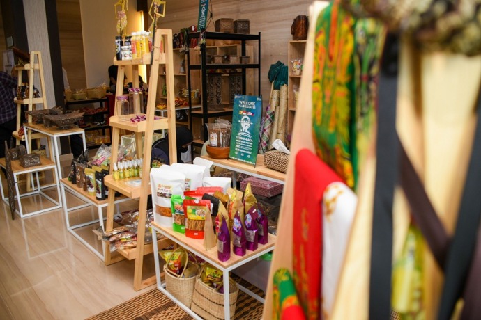 PRODUK : Berbagai produk unggulan siap ekspor dipamerkan selama perhelatan BIMP-EAGA di Hotel Mercure, Rabu (23/11). Produk seperti suvenir dan cendera mata, cukup diminati tamu-tamu dari luar negeri.