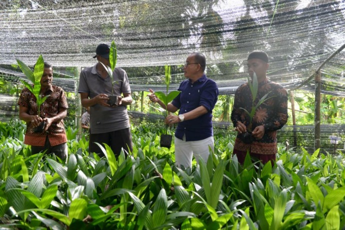 Kepala BPDAS Kapuas Provinsi Kalimantan Barat, Remran saat memberikan pengarahan kepada Kelompok tani Berkat Jaya, Desa Punggur Besar, Kecamatan Sungai Kakap, Kabupaten Kubu Raya, di Kebun Bibit Rakyat (KBR) yang dikelola oleh masyarakat tersebut, Jumat (