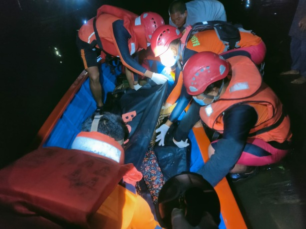 DITEMUKAN: Tim gabungan saat mengevakuasi jenazah korban tenggelam yang ditemukan pada Sabtu malam. Korban kemudian diserahkan kepada pihak keluarga untuk dikebumikan. SUGENG/PONTIANAK POST