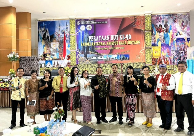 ULANG TAHUN: Wakil Bupati Sintang Melkianus saat menghadiri acara puncak peringatan hari ulang tahun yang ke-90 Paroki Katedral Kristus Raja Sintang di Balai Kenyalang, beberapa waktu lalu. IST