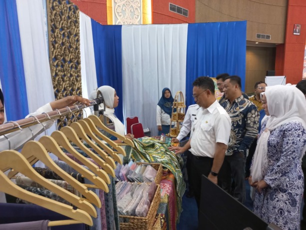 BERKUNJUNG : Wali Kota Pontianak berkunjung ke salah satu stan Expo Iwapi Pontianak, yang digelar di Gedung PCC Pontianak. SITI/PONTIANAKPOST