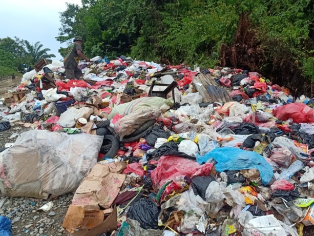 MENGGUNUNG : Potret tumpukan sampah yang menggunung di TPA Magmagan, di Kecamatan Lumar, Kabupaten Bengkayang. SIGIT ADRIYANTO/PONTIANAK POST