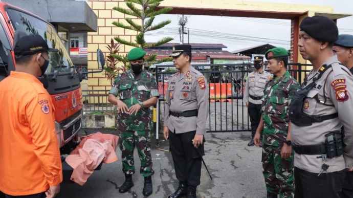 KESIAPAN : Kapolres Bengkayang saat memeriksa kesiapan unit peralatan dalam menghadapi potensi bencana di wilayah Kabupaten Bengkayang, Kamis (1/12). SIGIT ADRIYANTO/PONTIAAK POST