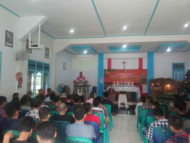 REMISI: Rutan kelas IIB Bengkayang melaksanakan ibadah Natal, sekaligus memberikan remisi kepada warga binaan rutan, Minggu (25/12) siang. IST