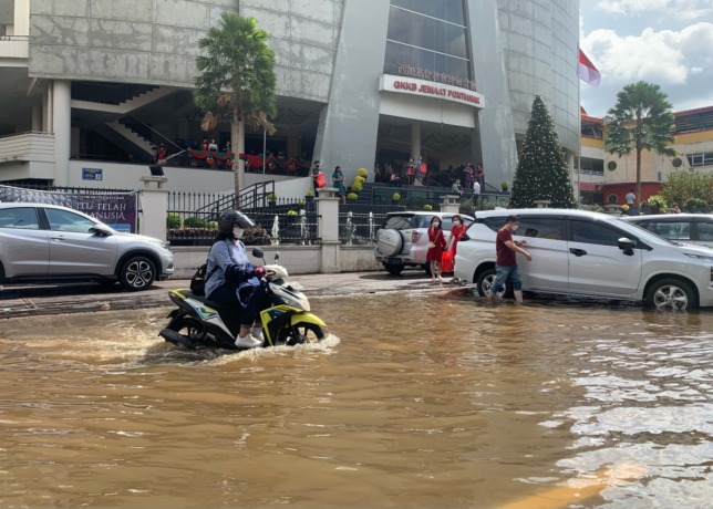 Kondisi banjir di Jalan Gajahmada, minggu (25/12). foto Shando Safela