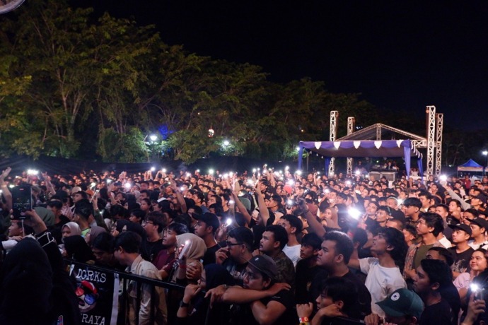 Charity Concert: Penonton yang umum nya dari mahasiwa ini menikmati acara charity night. IST