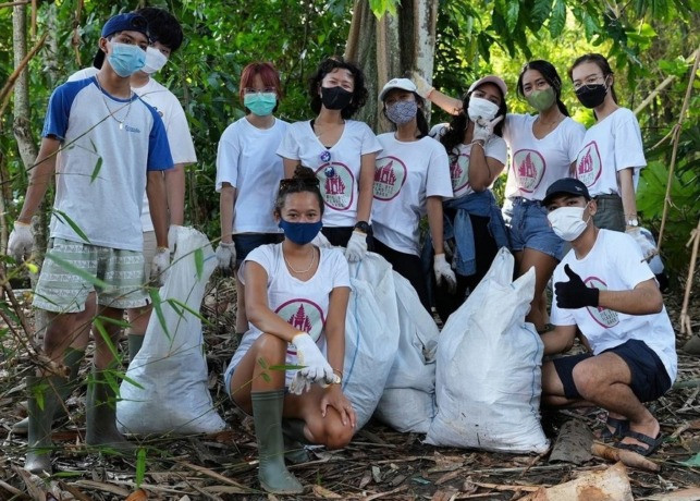 BERSIHKAN PLASTIK: Melati Wijsen bersama komunitas Bye Bye Plastic Bags usai membersihkan plastik di Bali. IST