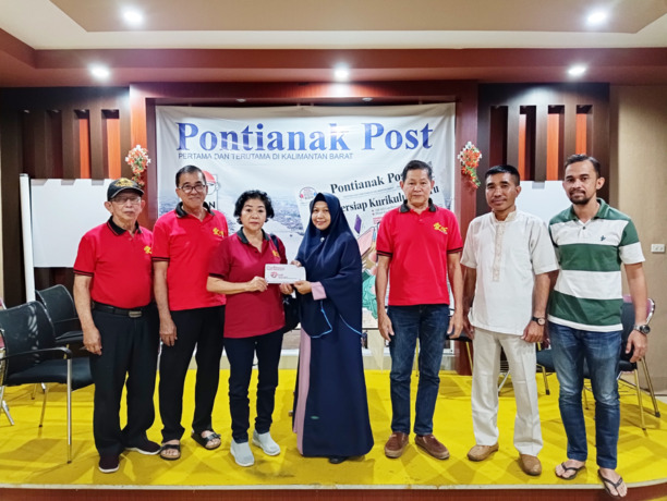 MEMBANTU: Tim Aixin Pontianak saat menyerahkan bantuan untuk pasien dompet simpatik atas nama Haulia Putri. ISTIMEWA