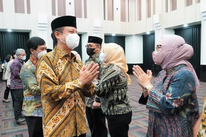 DILANTIK : Menkes RI Budi Gunadi Sadikin mengucapkan selamat kepada Saripawan usai dilantik menjadi Direktur Pelayanan Kesehatan Rujukan, Dirjen Pelayanan Kesehatan, Kemenkes RI di Jakarta, Kamis (29/12). IST