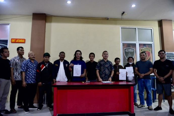 Kasat Reskrim Polresta Pontianak Indra Asrianto bersama tokoh masyarakat, Syarif Machmud Alkadrie dan Ketua Pemuda Pancasila Kalbar Abriansyah saat memfasilitasi perdamaian masing-masing pihak yang bertikai di Jalan Veteran, Pontianak. Perdamaian dilakuka