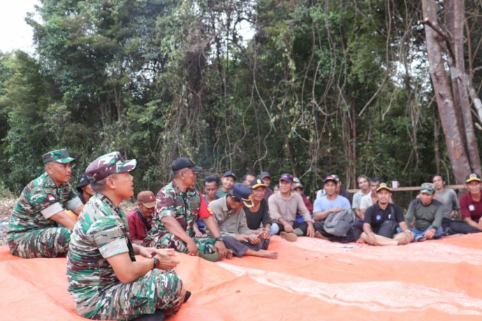 Kegiatan silaturahmi dan tatap muka Komandan Kodim 1206/Psb Letkol Inf Sri Widodo bersama Forkopimcam Jongkong dengan masyarakat Desa Ujung Said Kecamatan Jongkong, Jumat (30/12). (Pendim 1206/Psb for Pontianak Post Online)