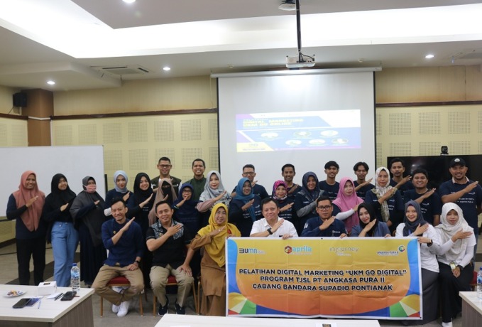 EGM Bandara Internasional Supadio, Muhamad Iwan Sutisna (tengah depan) berfoto bersama peserta pelatihan digital marketing yang merupakan mitra binaan PT Angkasa Pura II Kantor Cabang Bandara Internasional Supadio. IST