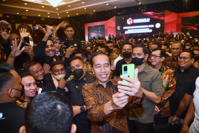 KONSOLNAS: Presiden Jokowi foto bersama jajaran pengawas pemilu di sela-sela Konsolidasi Nasional (Konsolnas) Bawaslu di Jakarta kemarin (17/12) sore. Menjelang pemilu, Bawaslu akan mengawasi medsos. SETPRES/RUSMAN