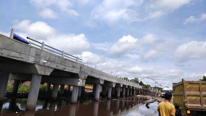 DIBANGUN: Kondisi terkini pembangunan Pile Slab jalan nasional wilayah Kecamatan Kalis batas dengan Putussibau Selatan. IST
