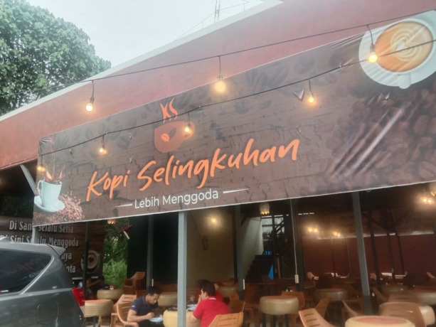 UNIK : Kopi Selingkuhan memiliki bentuk bangunan yang unik. Warkop yang berlokasi di Jalan Reformasi Pontianak berbentuk kapal. IST