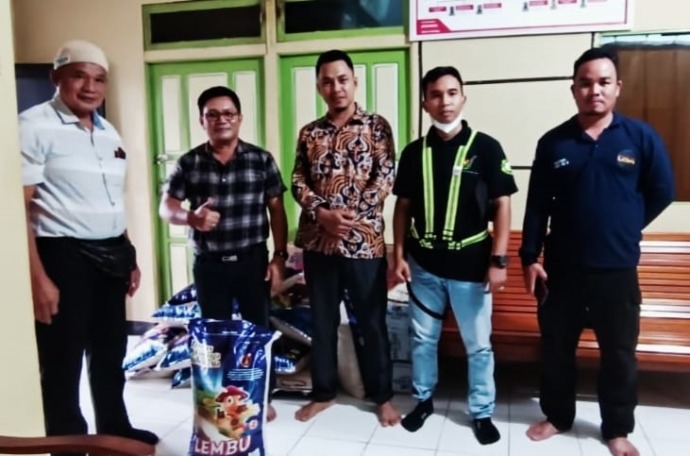 SERAHKAN BANTUAN : Perwakilan PT BGA menyerahkan bantuan untuk warga yang terdampak gelombang tinggi di pesisir Pantai Kendawangan, Jumat (23/12). IST