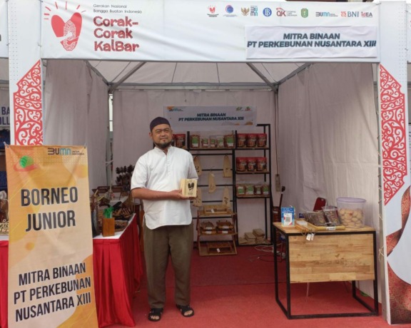 IKUT PAMERAN : Edwin, salah satu pelaku usaha binaan PTPN XIII mengikuti pameran Pesta Panen UMKM Gernas BBI Kalbar Harvesting yang digelar di pelataran Rumah Radakng, Pontianak pada 9-10 Desember 2022. SITI/PONTIANAKPOS