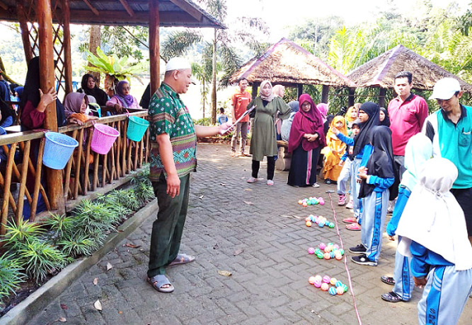 RAPORT :  Suasana pembagian raport santri dan santriwati yang dilaksanakan di Danau Sebedang. Kegiatan ini sekaligus turut mensosialisasikan tempat wisata lokal yang menarik dikunjungi. FAH/SAMBAS