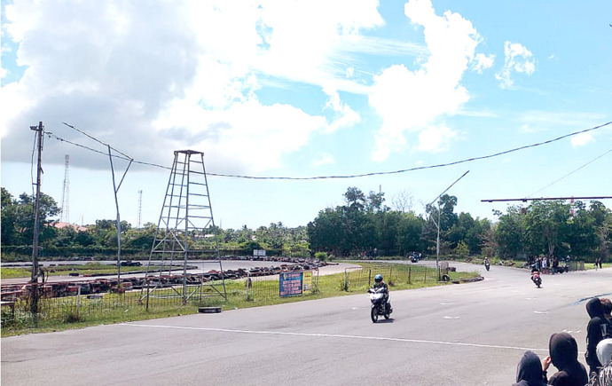 UJI : Beberapa pembalap liar uji nyali di Sirkuit TPPI Singkawang. HAR / SINGKAWANG