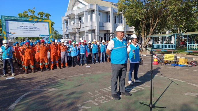 Petugas: PLN Unit Induk Distribusi Kalbar laksanakan gelar apel siaga Nataru di halaman kantor PLN UID Kalbar, Jalan Adi Sucipto KM. 7,3 Sei Raya, pada Selasa tanggal 20 Desember 2022.