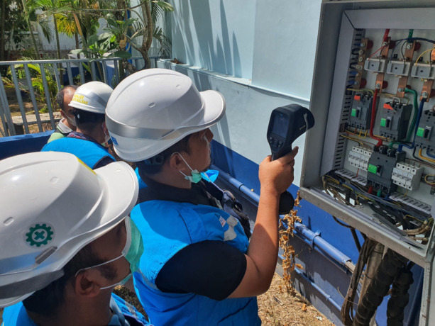 Periksa: Petugas PLN lakukan pemeriksaan instalasi serta memperbaiki panel listrik yang rusak di beberapa gereja yang tersebar diseluruh Kalimantan Barat.