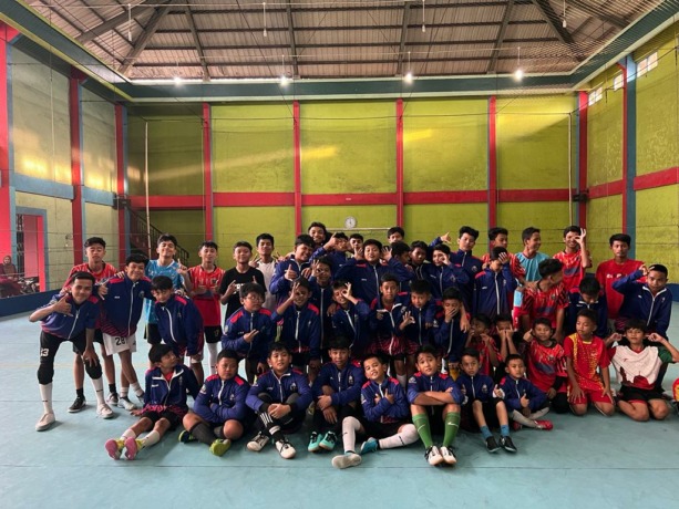 Para siswa FC Junior foto bersama usai latihan yang digelar setiap Minggunya di Lapangan Pontianak Sport Centre (PSC), Jalan Putri Darah Hitam. Pontianak.