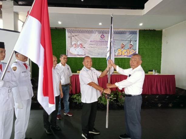TERIMA PATAKA: Ketua BPD Gatensi Terpilih untuk Periode 2022-2027, Ir.Sunaryo, menerima Pataka dari Ketum BPP Gatensi, Ir.Bambang Rachmadi, saat Musda II Gatensi Kalbar, di Hotel Borneo, Kamis, 22 Desember 2022. IST